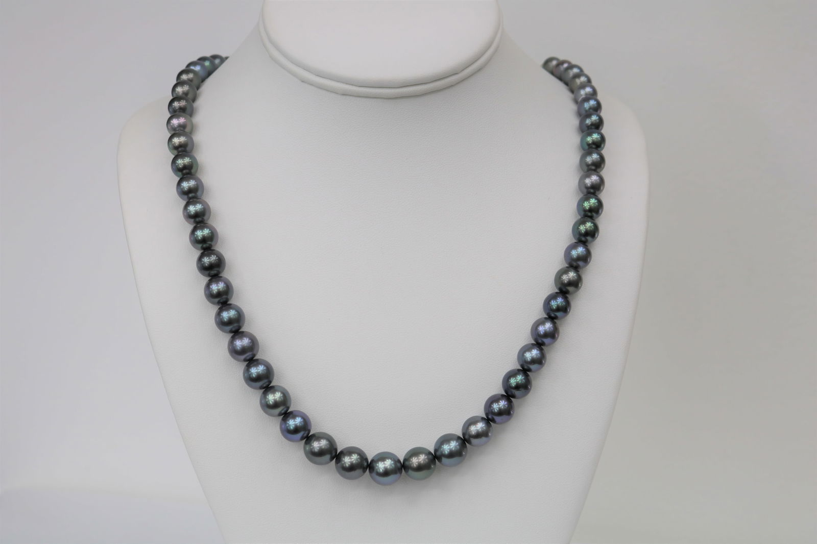 8-10mm Tahitian Dark/Blue Round Necklace with 14k Clasp: Title:8-10mm Tahitian Dark/Blue Round Necklace with 14k ClaspDescription:AAA Quality, Round Dark with Blue Overtones Necklace, 45 pearl pieces, 18 inches hand knotted with 14k fish-hook