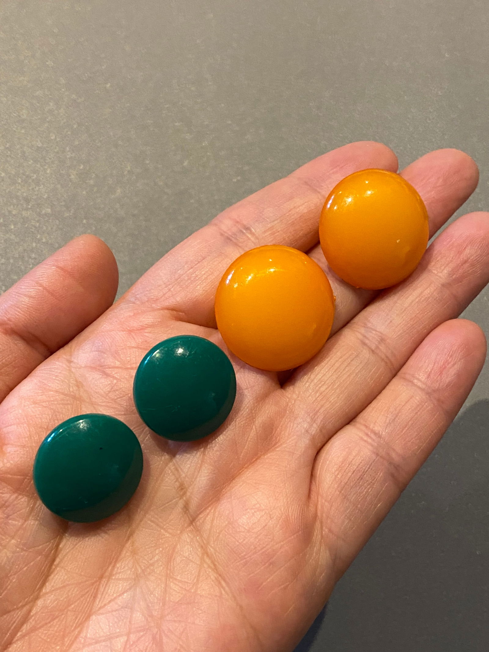 Vintage 2 pairs of Amber Butterscotch Bakelite and Green Bakelite Earrings - 6
