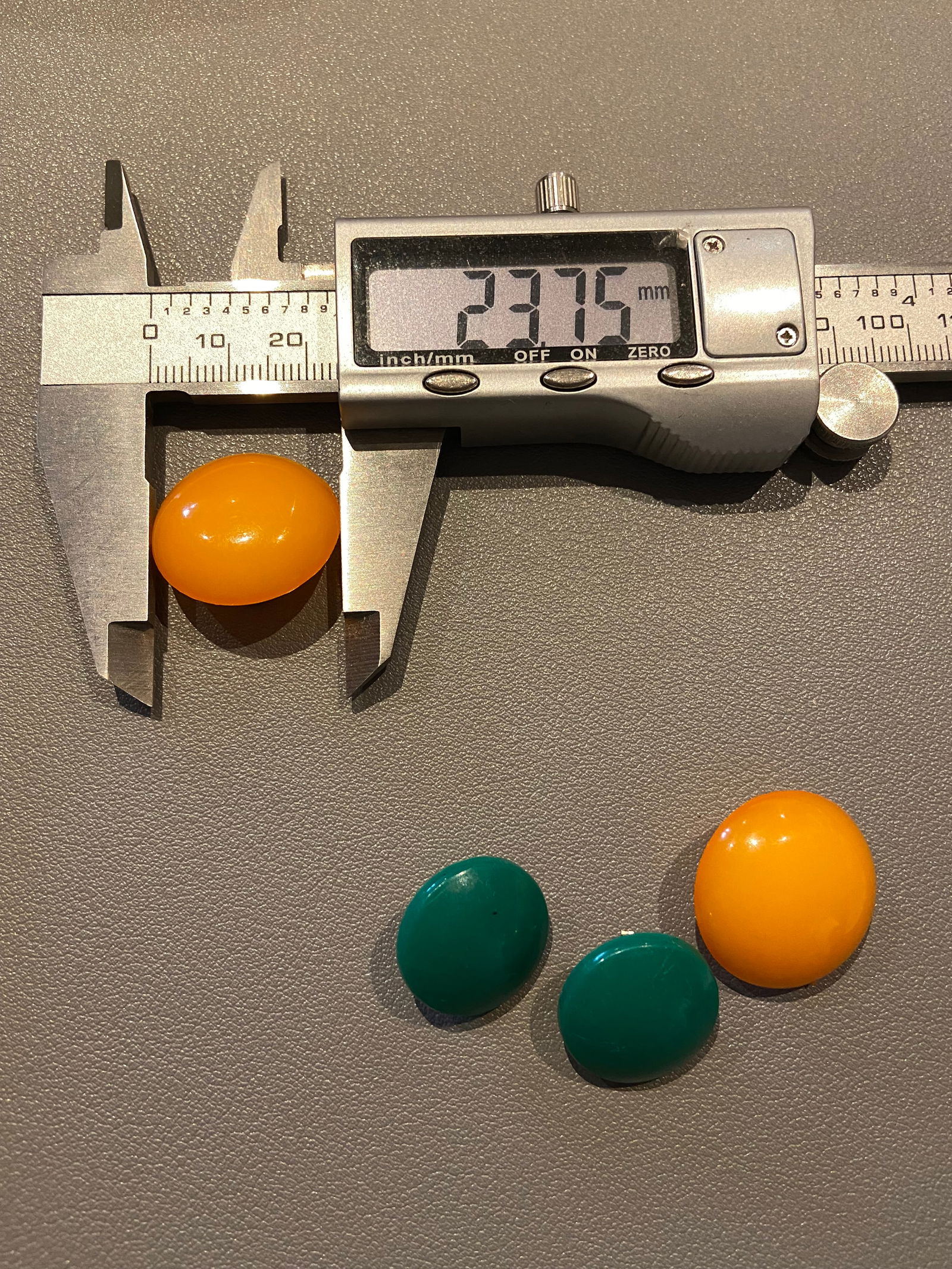 Vintage 2 pairs of Amber Butterscotch Bakelite and Green Bakelite Earrings - 8