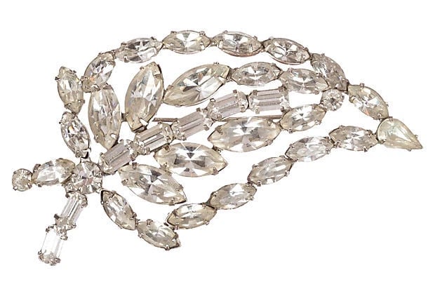 Vintage Leaf Motif Clear Rhinestone Pin Brooch: Title:Vintage Leaf Motif Clear Rhinestone Pin BroochDescription:1950's leaf pin with round, marquise, pear and emerald cut clear rhinestones set in rhodium-plated costume metal. Rhinestones measure