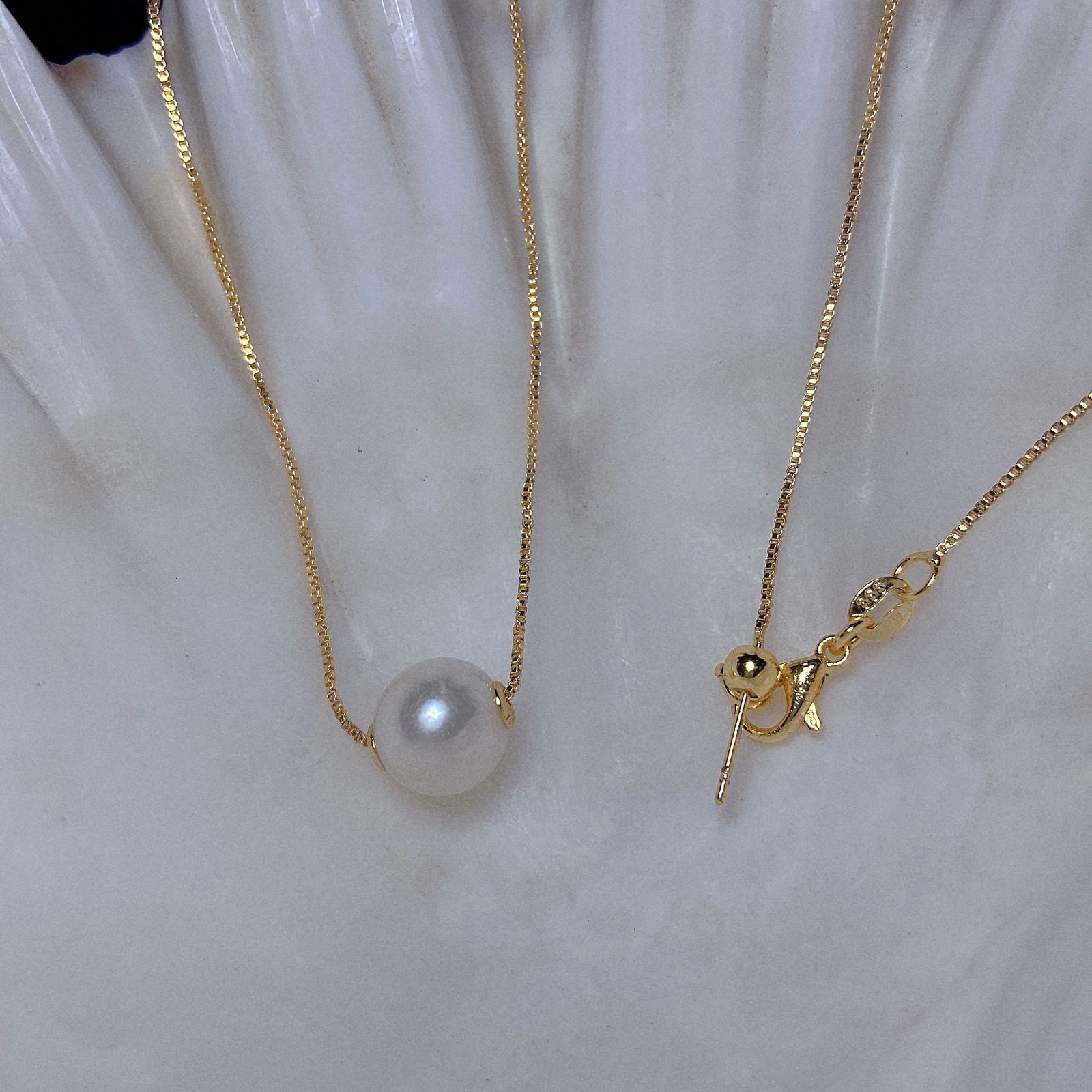 Round Akoya Pearl Passepartout Necklace 18k silver: Title:Round Akoya Pearl Passepartout Necklace 18k silverDescription:The 10mm natural color, extremely strong and transparent seawater pearl is rare and beautiful, with 18k gold Passepartout necklace,