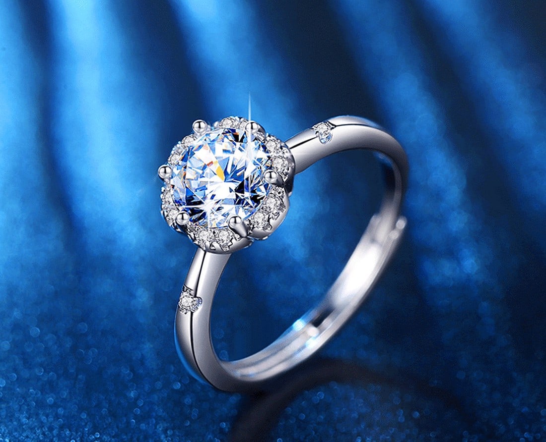 925 Silver Princess Solitaire 1CT Moissanite Flower Ring: Title:925 Silver Princess Solitaire 1CT Moissanite Flower RingDescription:Diamond Natural moissanite is incredibly rare, so moissanite available today is laboratory-created. While diamonds are graded