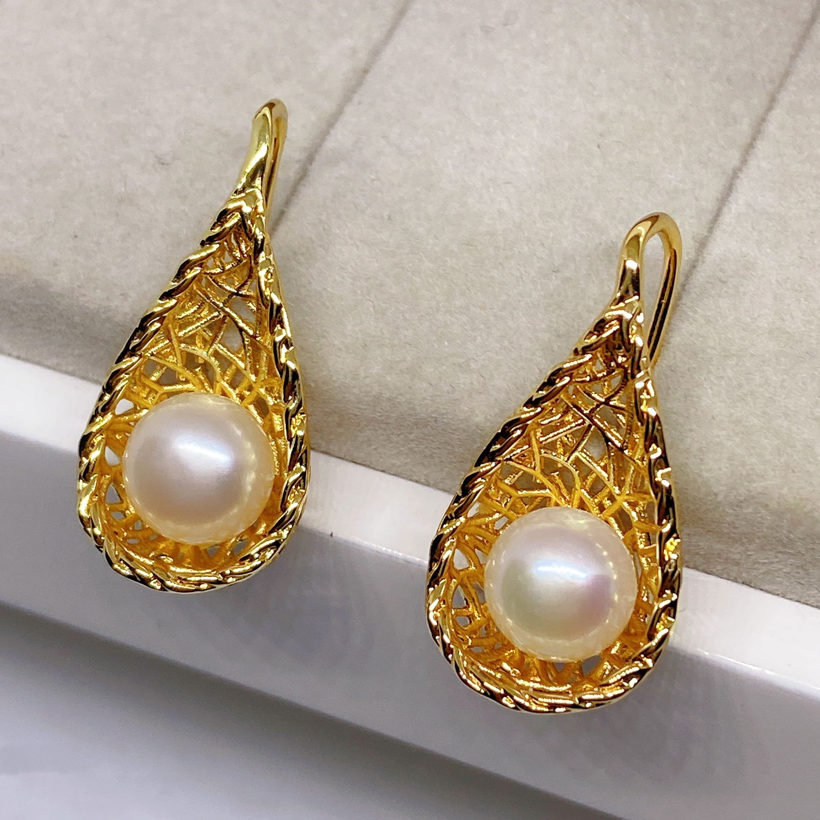 Freshwater cultured pearls Bird's Nest designed silver earrings: Title:Freshwater cultured pearls Bird's Nest designed silver earringsDescription:Freshwater cultured pearls Bird's Nest designed earrings Freshwater pearls with a lustrous shine and a vibrant white