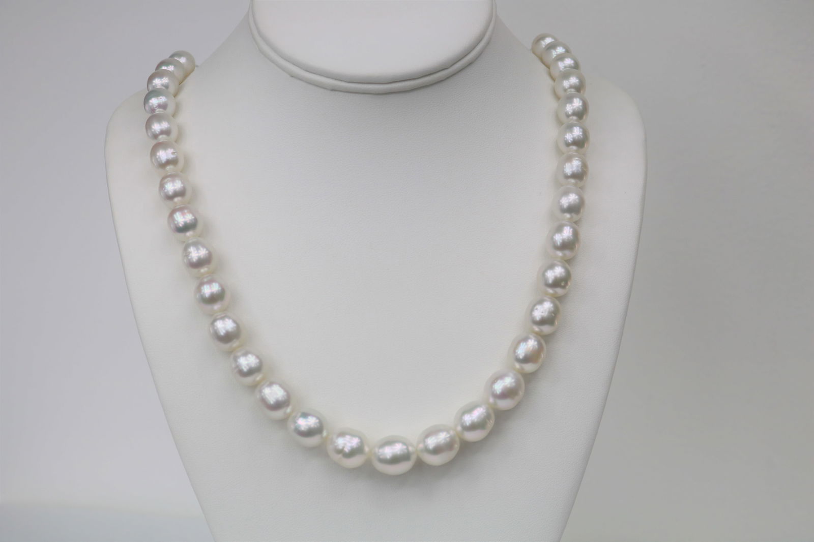 10-12mm South Sea Oval Necklace with 14k Clasp: Title:10-12mm South Sea Oval Necklace with 14k Clasp Description:AAA Luster White-Rose South Sea Oval Necklace, 18 inches hand knotted with 14k YG fish-hook clasp Size/Dimensions:10.2mm - 12.8mm Gemst