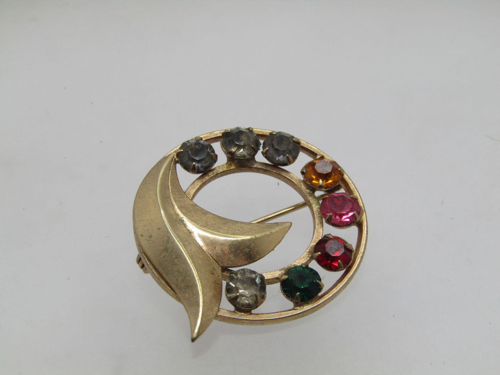 Vintage 12kt G.F. Rhinestone Floral/Leaf Circle Brooch, Catamore, 1960's: Vintage 12kt G.F. Rhinestone Floral/Leaf Circle Brooch, Catamore, 1960's. This is marked 1/20 12kt G.F. an signed Catamore. It is an open circle brooch with a tulip-like or leaf-like accent and eight