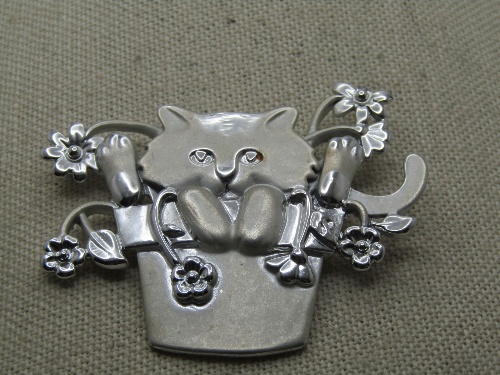 Vintage Cat in Flower Pot Brooch, Signed AJC, 1980's (1 of 8)