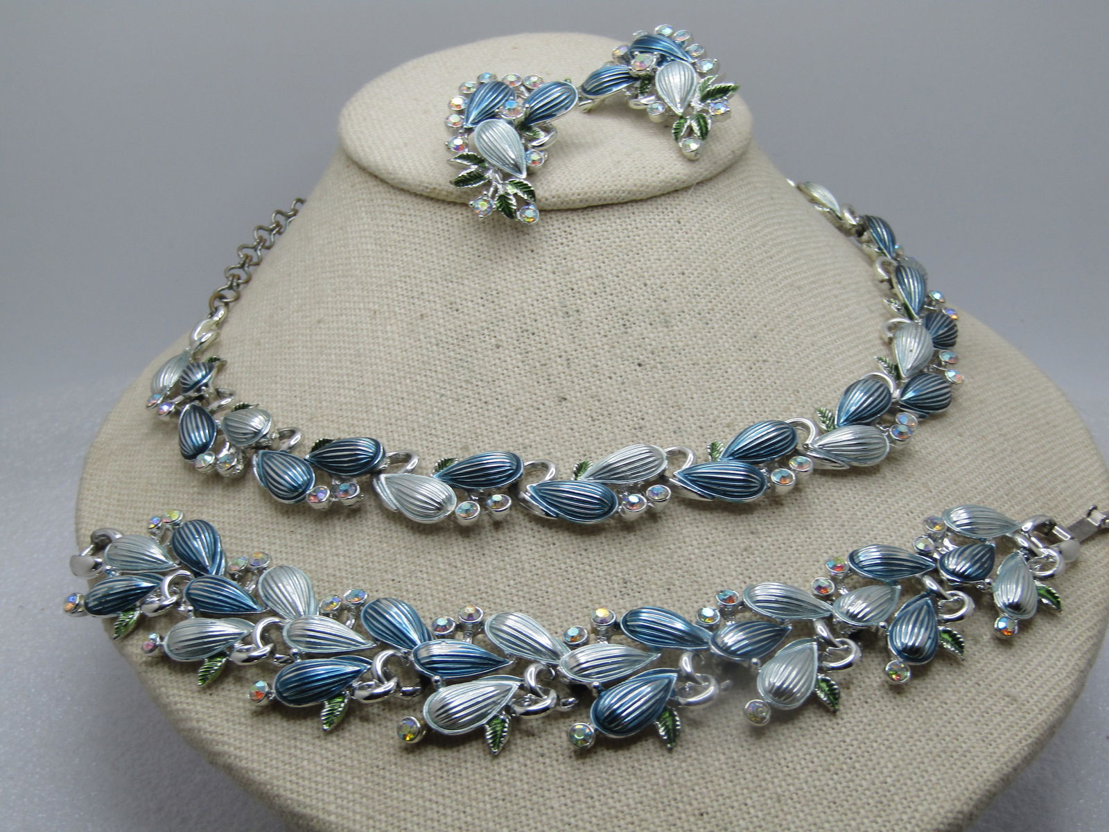 Vintage Enameled Leaf &Ridge Accents Bracelet/Earrings, Signed BSK , 1960's - 4