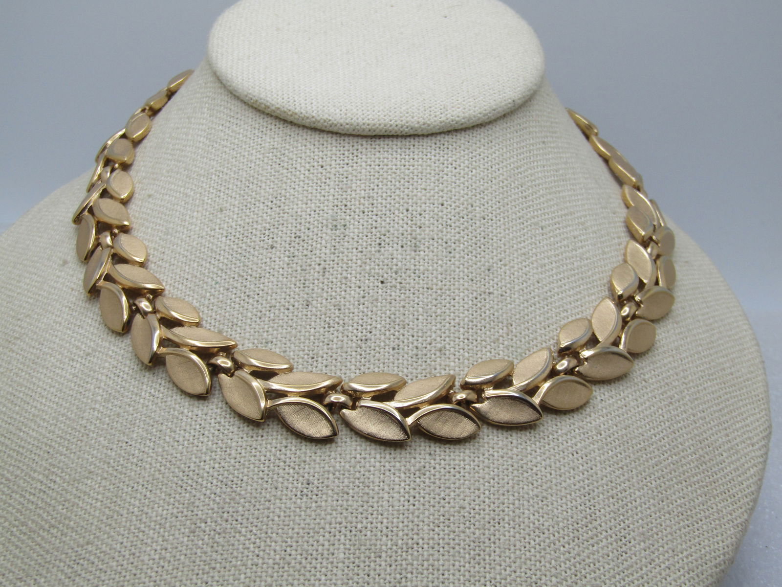 Vintage Gold tone Leaf Shaped Necklacde, 16", Wreath, Crown Trifari, 1960's-1970's (1 of 7)