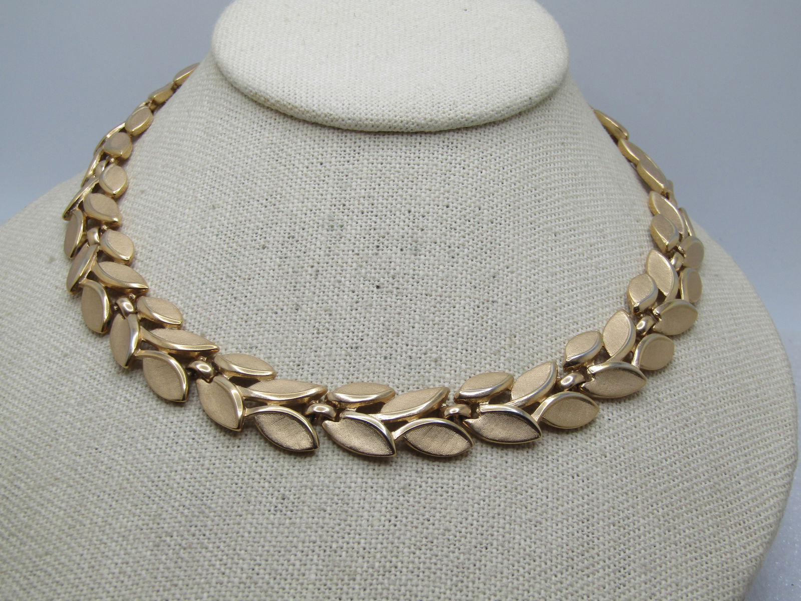 Vintage Gold tone Leaf Shaped Necklacde, 16", Wreath, Crown Trifari, 1960's-1970's - 2