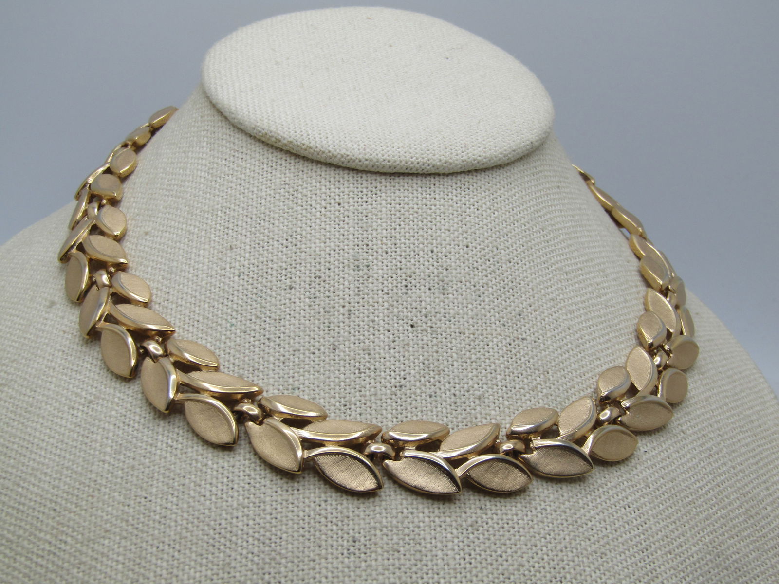 Vintage Gold tone Leaf Shaped Necklacde, 16", Wreath, Crown Trifari, 1960's-1970's - 3