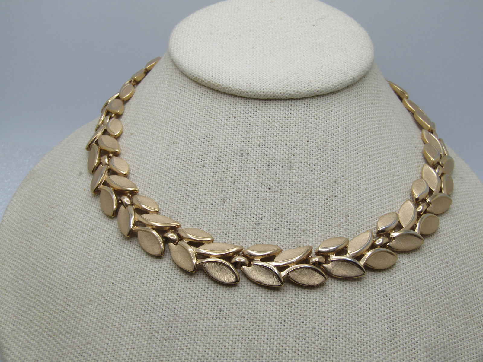 Vintage Gold tone Leaf Shaped Necklacde, 16", Wreath, Crown Trifari, 1960's-1970's - 4