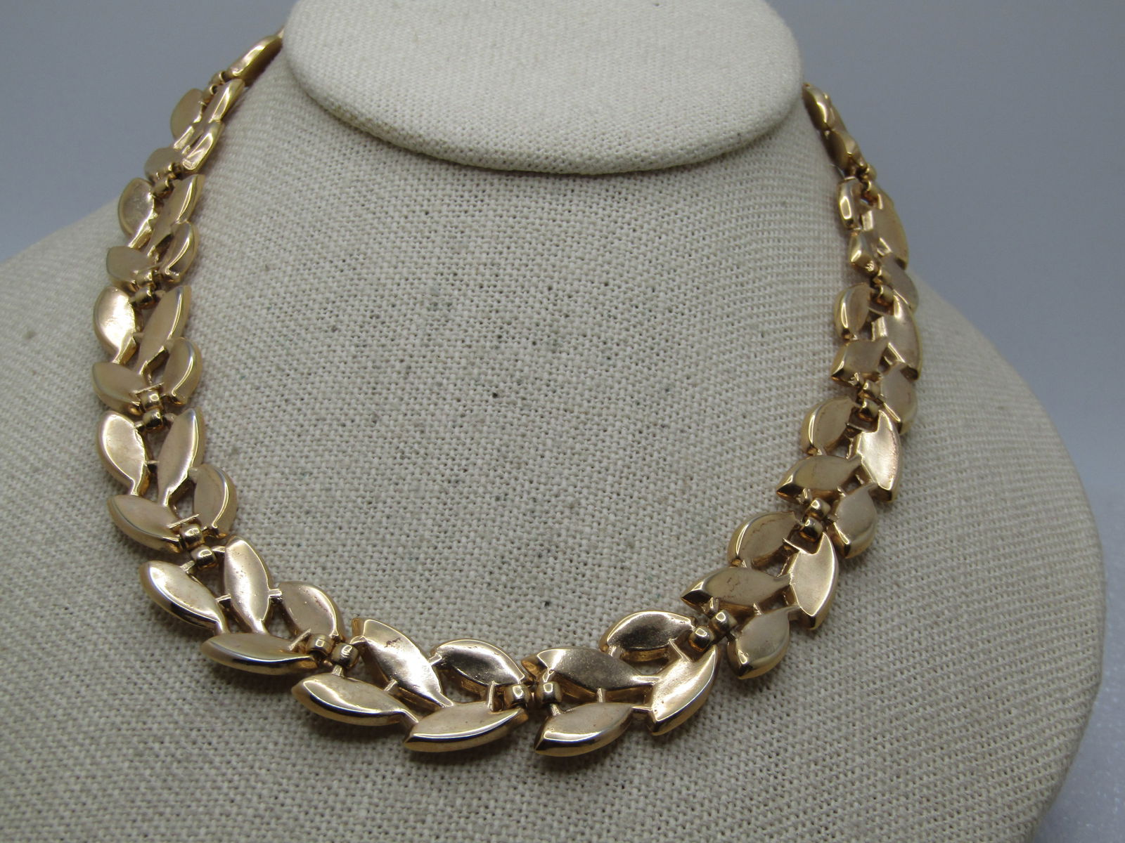 Vintage Gold tone Leaf Shaped Necklacde, 16", Wreath, Crown Trifari, 1960's-1970's - 5