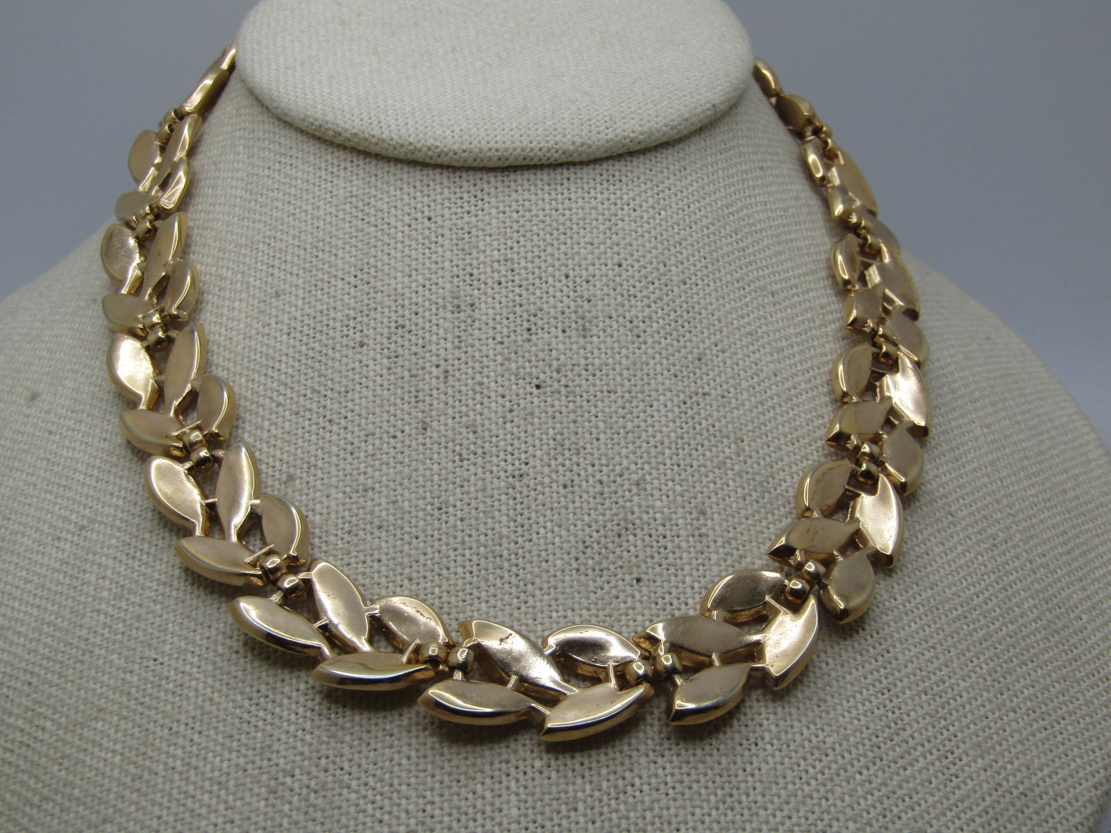 Vintage Gold tone Leaf Shaped Necklacde, 16", Wreath, Crown Trifari, 1960's-1970's - 6