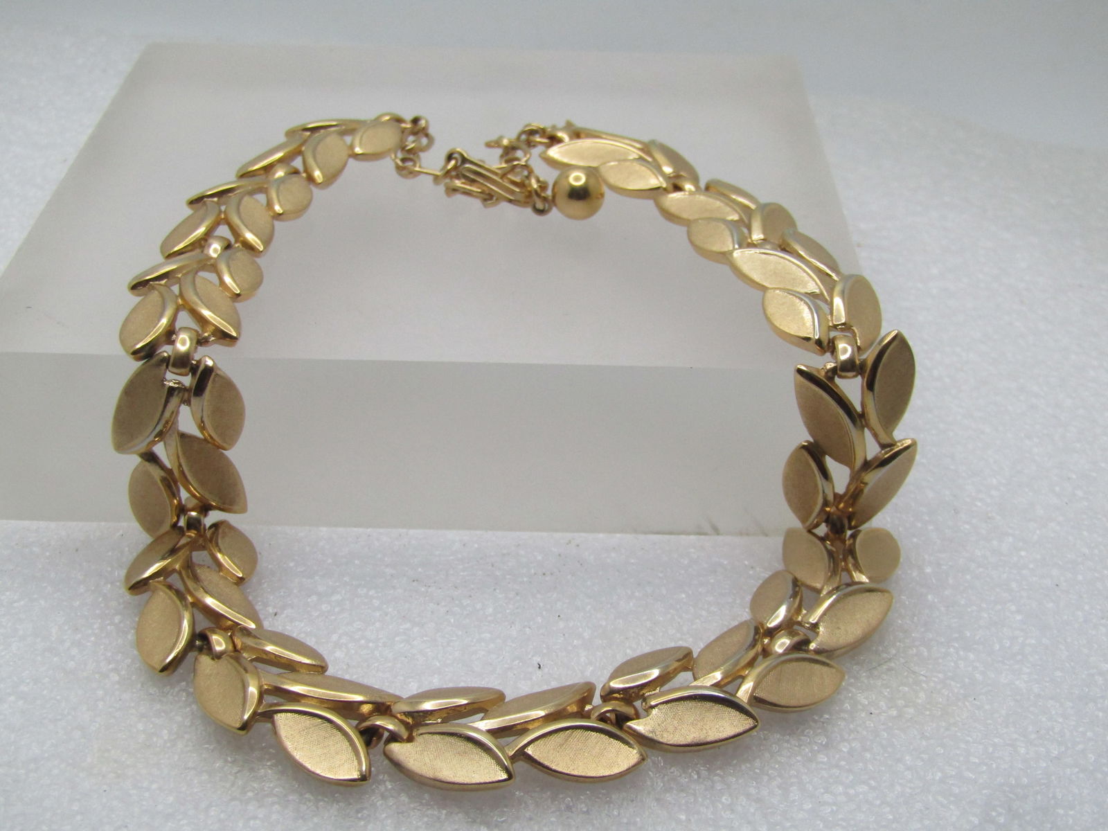 Vintage Gold tone Leaf Shaped Necklacde, 16", Wreath, Crown Trifari, 1960's-1970's - 7