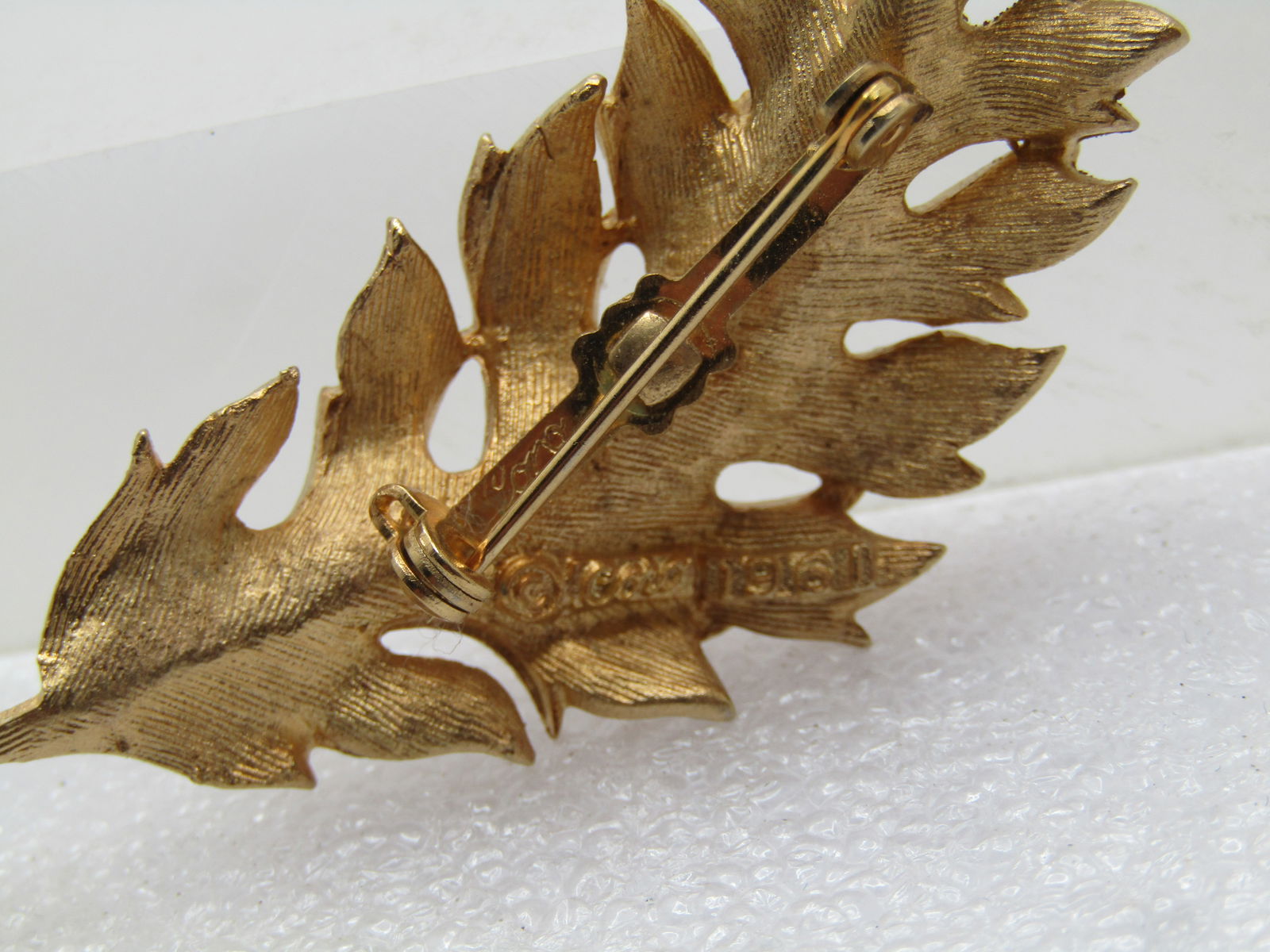 Vintage Coro 1961 Leaf Brooch, 3", Gold Tone - 5