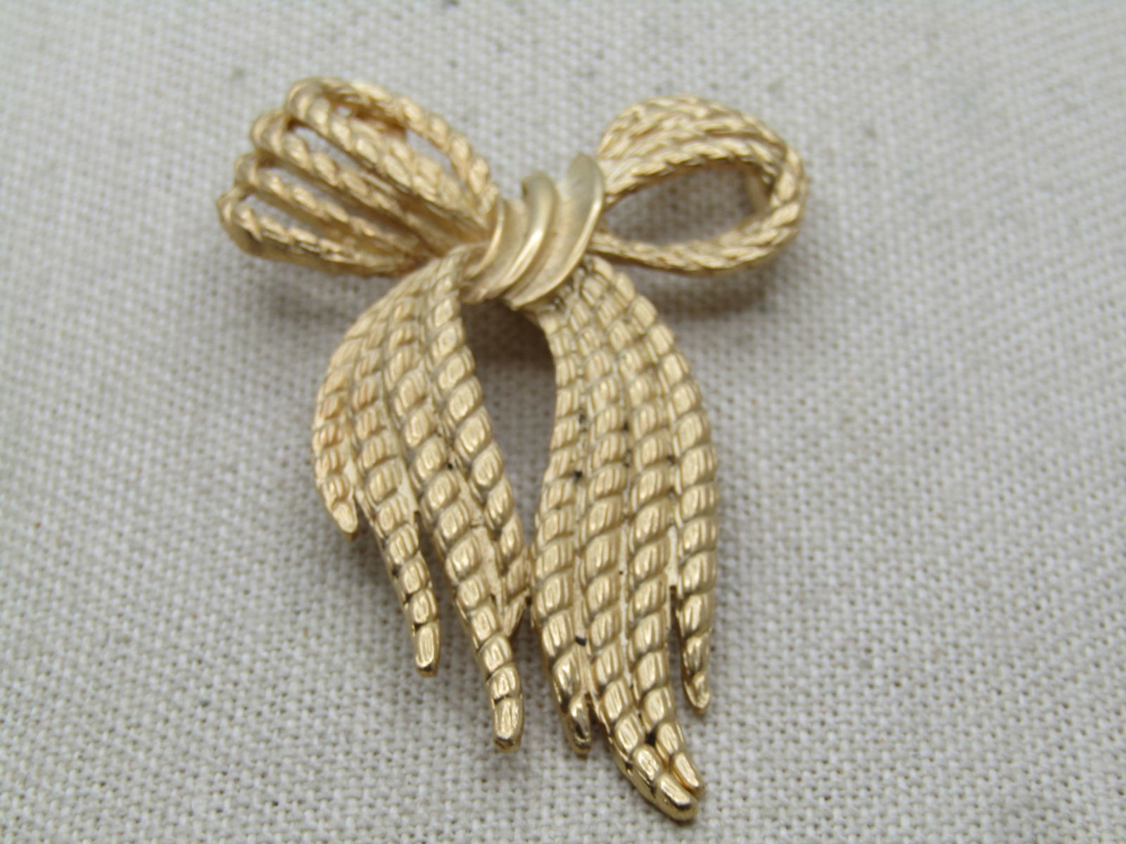 Vintage Bow Brooch with Flowing Trails. 1960's (1 of 6)