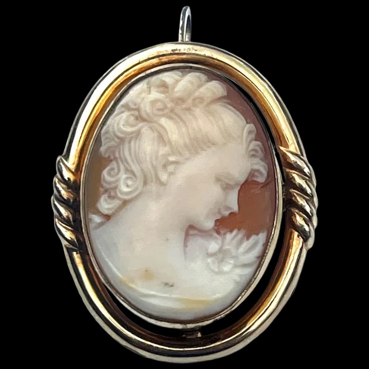 Vintage 12k Gold Fill Retractable Pendant Cameo Brooch: Title: Vintage 12k Gold Fill Retractable Pendant Cameo Brooch Description: Vintage 12k Gold Fill Retractable Pendant Cameo Brooch Hallmarked: 1/20 12k GFTotal Weighs: 6.9 gramsMeasures Approx: 1.5 x 1