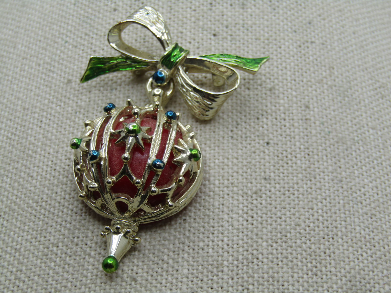 Vintage Enameled Christmas Ornament Brooch, With Bow, Dangling, 1960's, Gerry's - 2