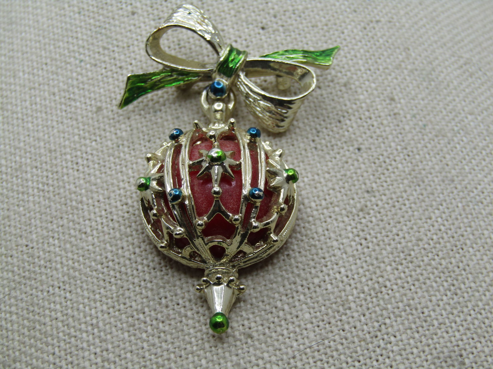 Vintage Enameled Christmas Ornament Brooch, With Bow, Dangling, 1960's, Gerry's - 3