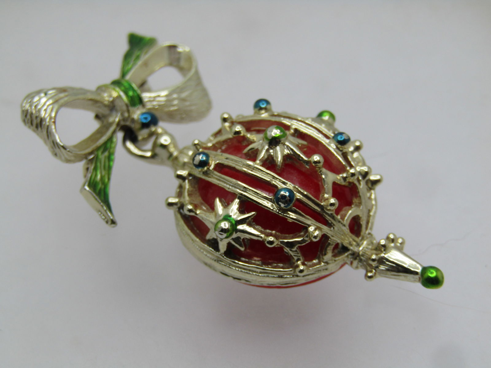 Vintage Enameled Christmas Ornament Brooch, With Bow, Dangling, 1960's, Gerry's - 5