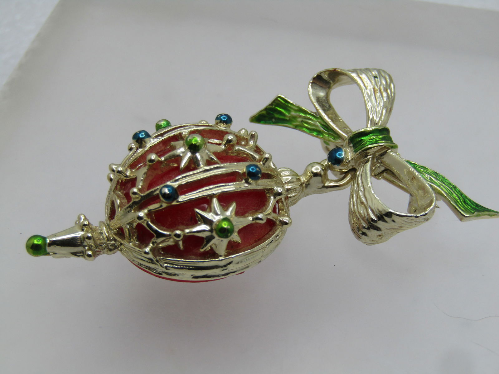 Vintage Enameled Christmas Ornament Brooch, With Bow, Dangling, 1960's, Gerry's - 6