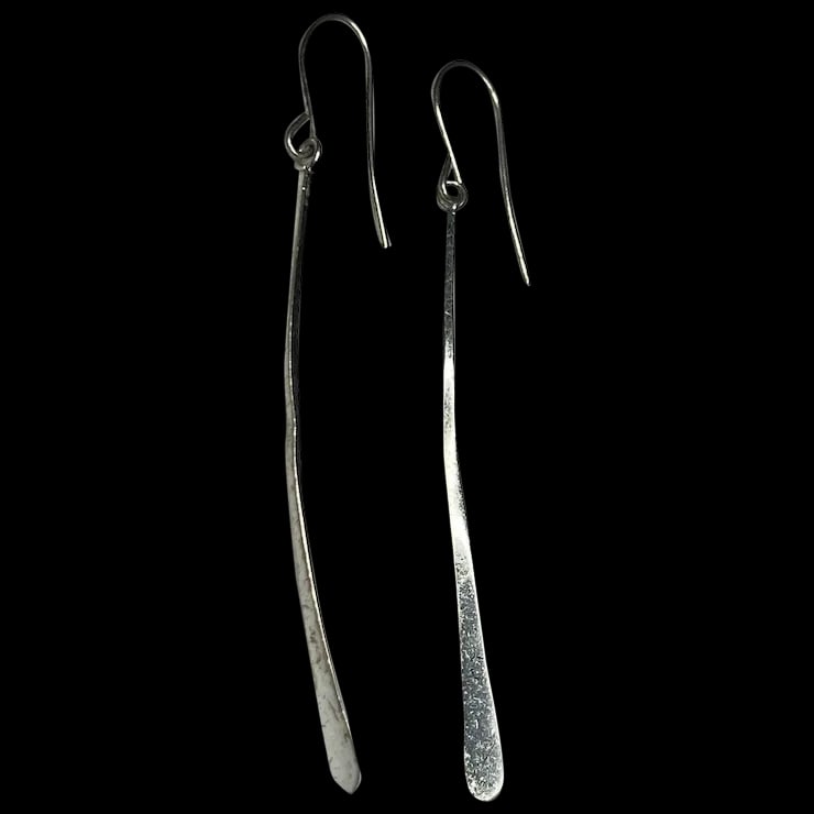Estate Long Modern Sterling Silver Earrings: Title: Estate Long Modern Sterling Silver Earrings Description: Estate Long Modern Sterling Silver EarringsSterling SilverWeighs 1.4 gramsApprox. 2.75 inches long Vintage Materials: Sterling Silver Si