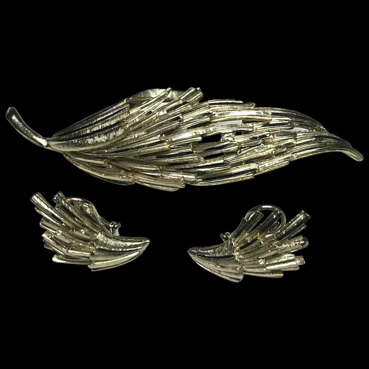 Vintage BSK Hallmarked Leaf Brooch and Clip Earring Set: Title: Vintage BSK Hallmarked Leaf Brooch and Clip Earring Set Description: Vintage BSK Hallmarked Leaf Brooch and Clip Earring SetHallmarked BSKCostume Jewelry Brooch and Clip-On Earrings Vintage