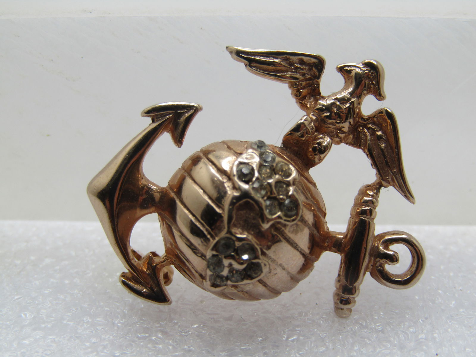 Vintage USMC Globe, Anchor, Eagle Brooch, Rhinestones, 1960's: Vintage USMC Globe, Anchor, Eagle Brooch, Rhinestones, 1960's. Gold tone with rhinestones in the North and South Amerian continents. It is appx. 1.25" by 1". Very good condition. Not signed by