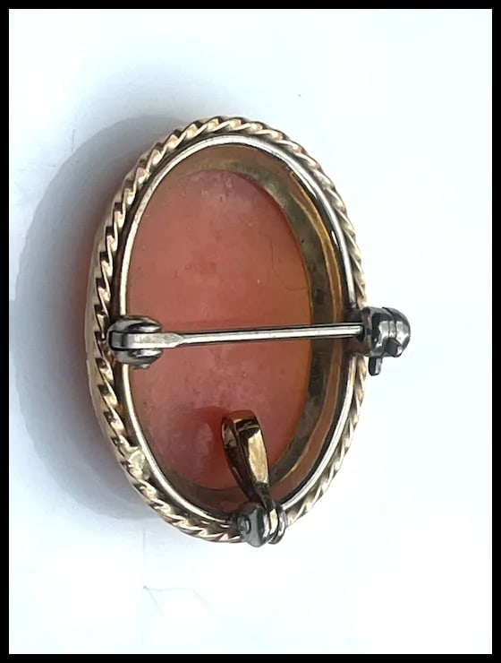 Vintage Gold Tone Shell Cameo Brooch/ Retractable Pendant - 4