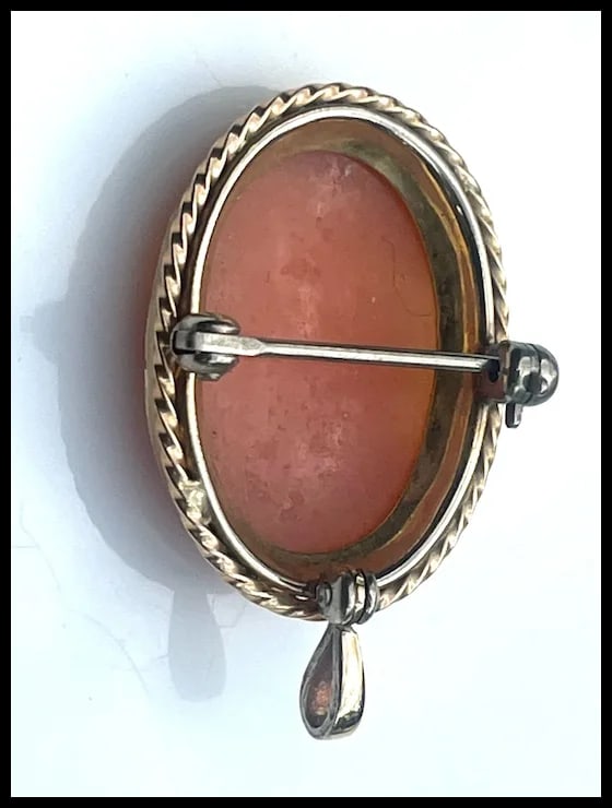 Vintage Gold Tone Shell Cameo Brooch/ Retractable Pendant - 6