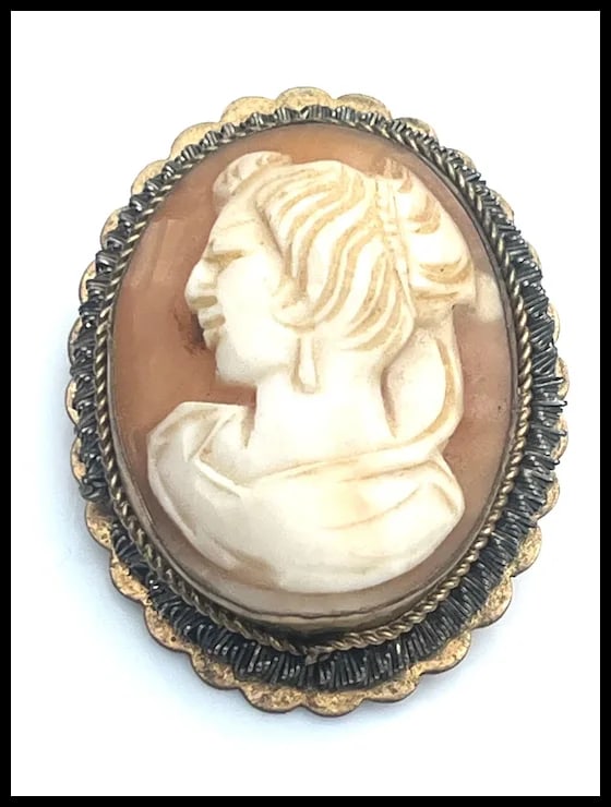 Vintage Left- Facing Shell Cameo with Scalloped Edge Brooch/Pendant - 2