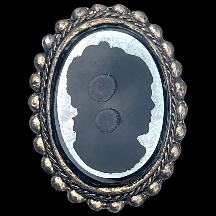 Vintage Glass Black Gameo (1 of 5)