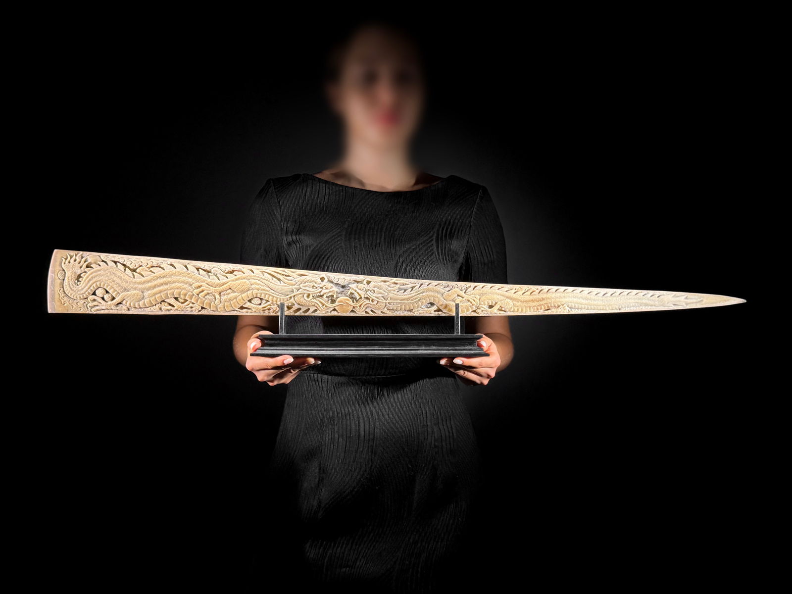 Extra large carved swordfish - Double Dragon motif: Title: Extra large carved swordfish - Double Dragon motifMaker:UnknownOrigin: IndonesiaDate/Period:2025Materials:Xiphius Gladius, Bone, WoodDimensions:Length: 94 cm / 37 inchesDescription:An extra