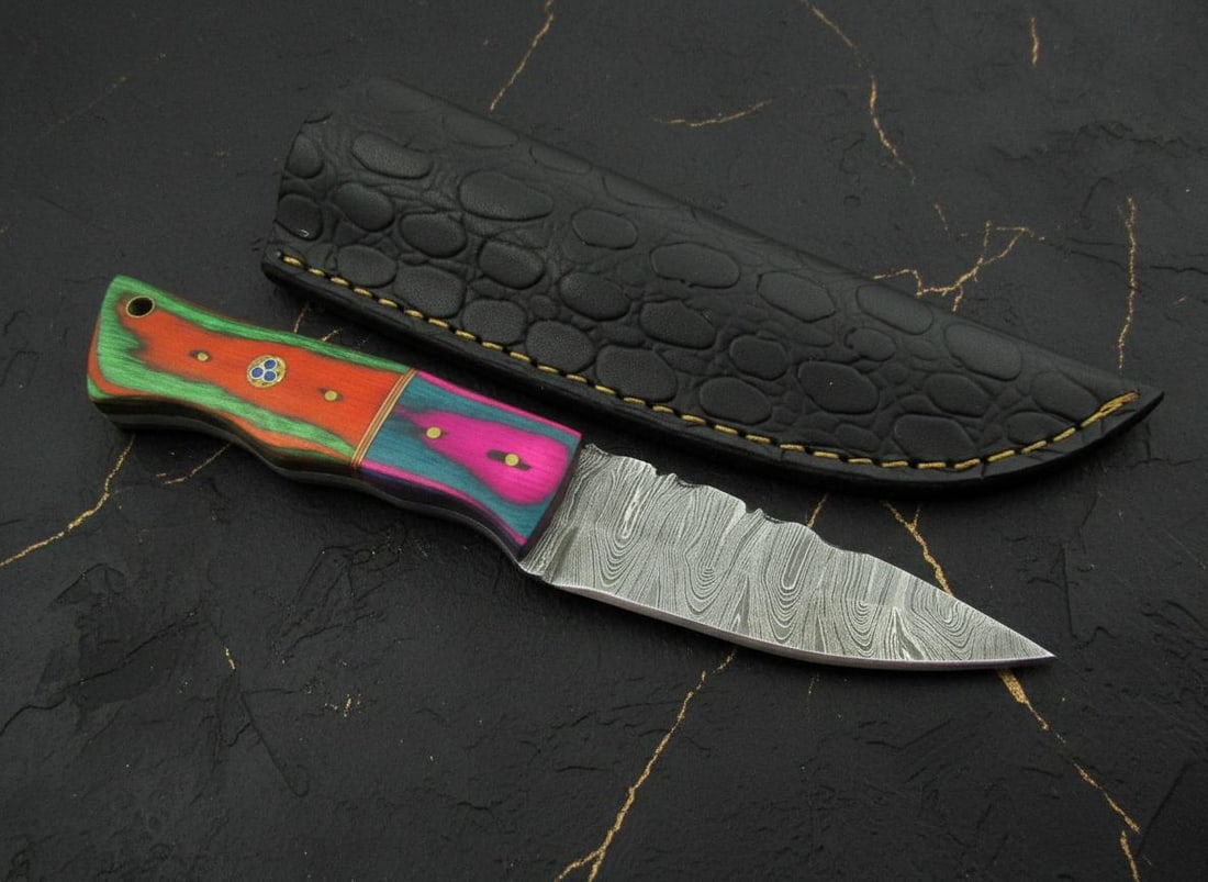 Handmade Damascus Steel Hunting Knife, Clip Point Fixed Blade with Wood Handle & Sheath: Title:Handmade Damascus Steel Hunting Knife, Clip Point Fixed Blade with Wood Handle & SheathDescription:This listing is for a handmade fixed blade knife crafted from Damascus steel. The knife