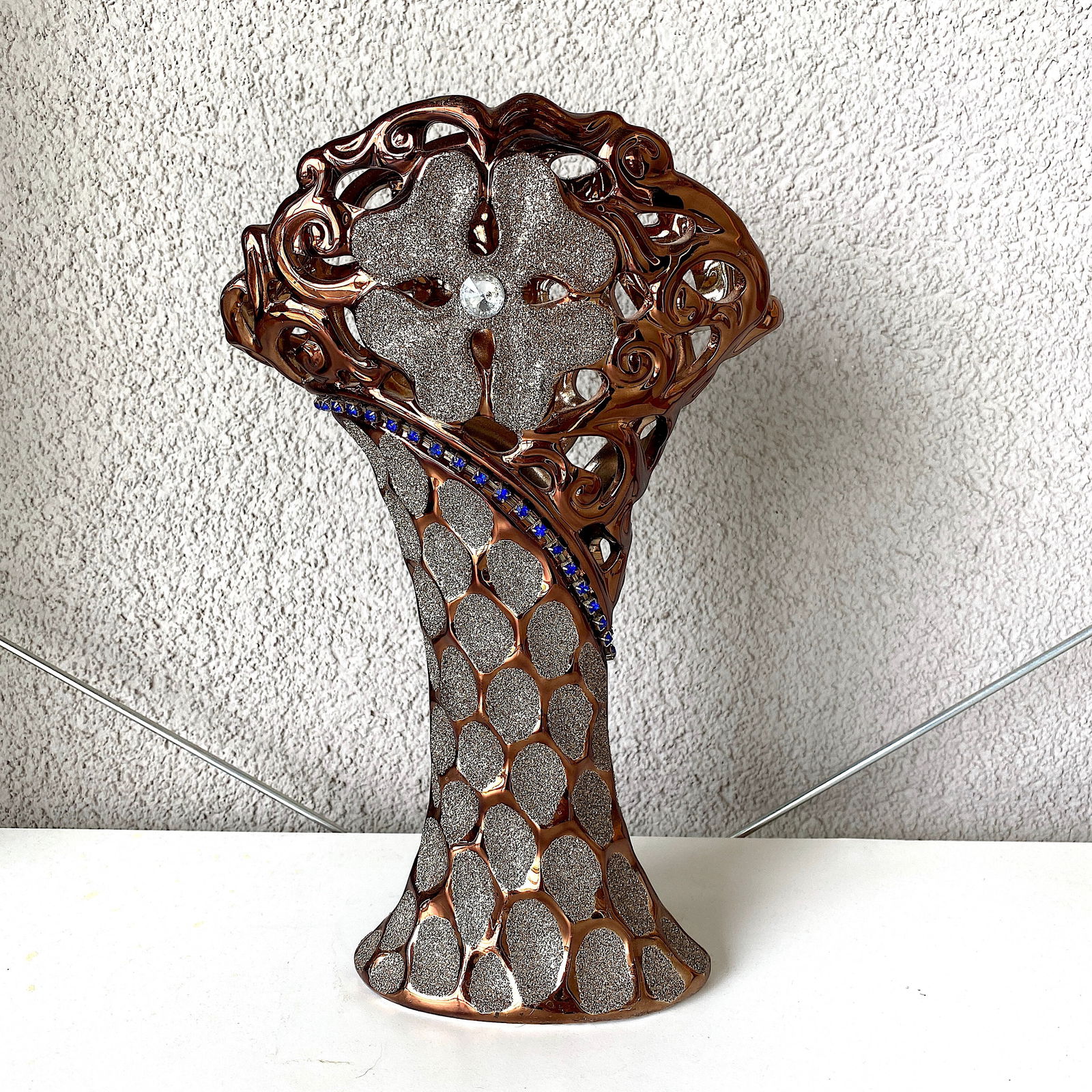 Porcelain ceramic vase: Title: Porcelain ceramic vase Maker:Unknown Origin: Unknown Date/Period:Unknown Materials:Porcelain ceramic Size:Height: 27.5 cm Description:Shipping: safely packed, DHL EXPRESS (courier mail with tra