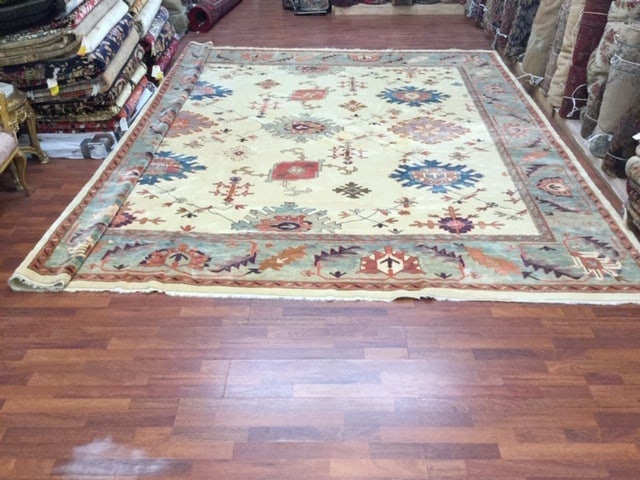 Vintage Turkish Ushak Ru4734/DCR: Title:Vintage Turkish Ushak Ru4734/DCRDescription:Beautiful vintage Turkish Ushak from west of Turkey, size 12 ft by 13 ft, circa 2007 , excellent condition with some small repair on the field , wool