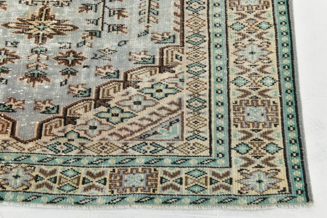 5'3'' x 8'6'' Decorative Vintage Rug - 24779 - 17