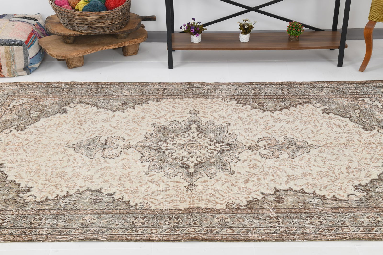 5'4'' x 8'9'' Handmade Vintage Wool Rug - 6383 - 6