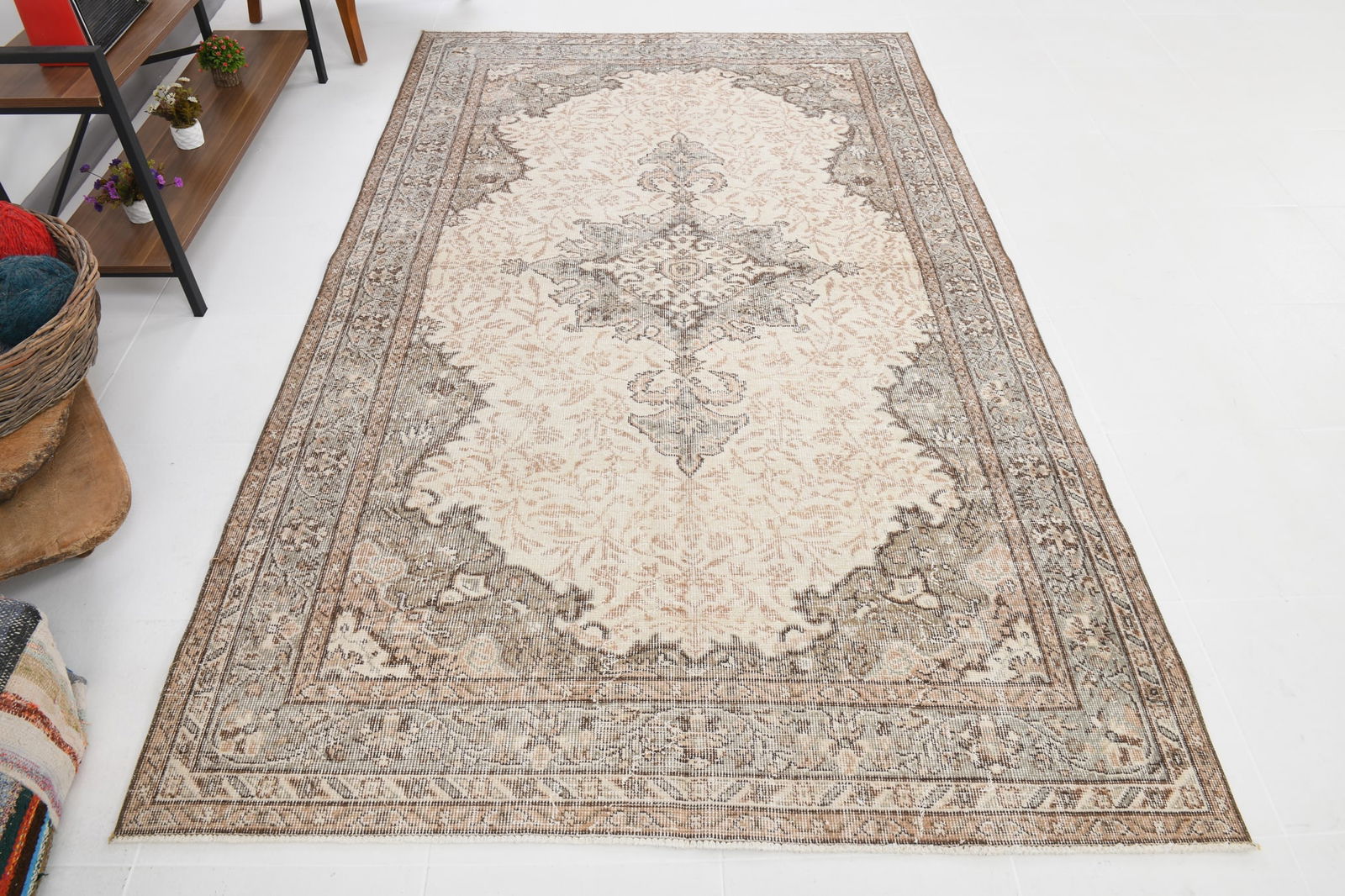 5'4'' x 8'9'' Handmade Vintage Wool Rug - 6383 - 8