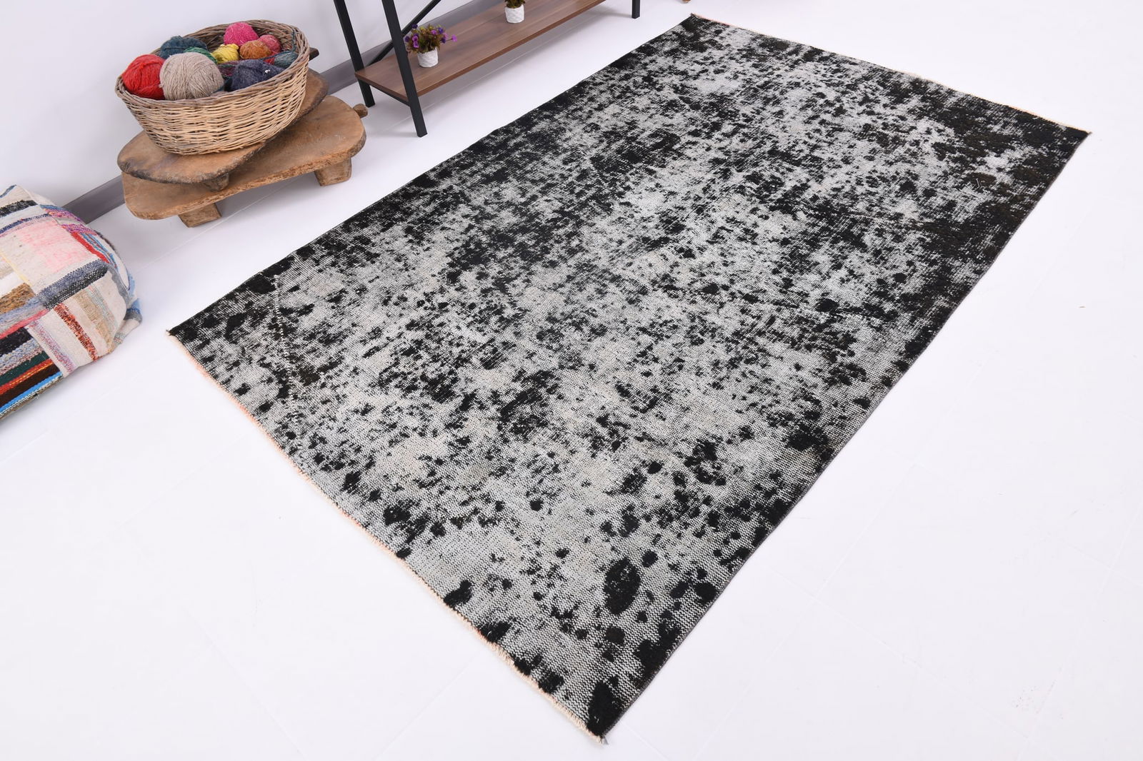 5'2'' x 7'11'' Handmade Vintage Wool Rug - 5049 - 5