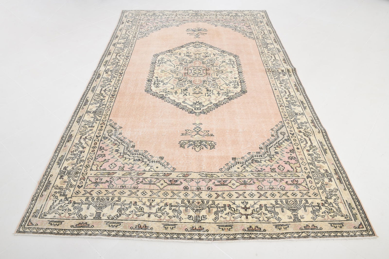 6'3'' x 10'4'' Handmade Vintage Wool Rug - 17896 - 2