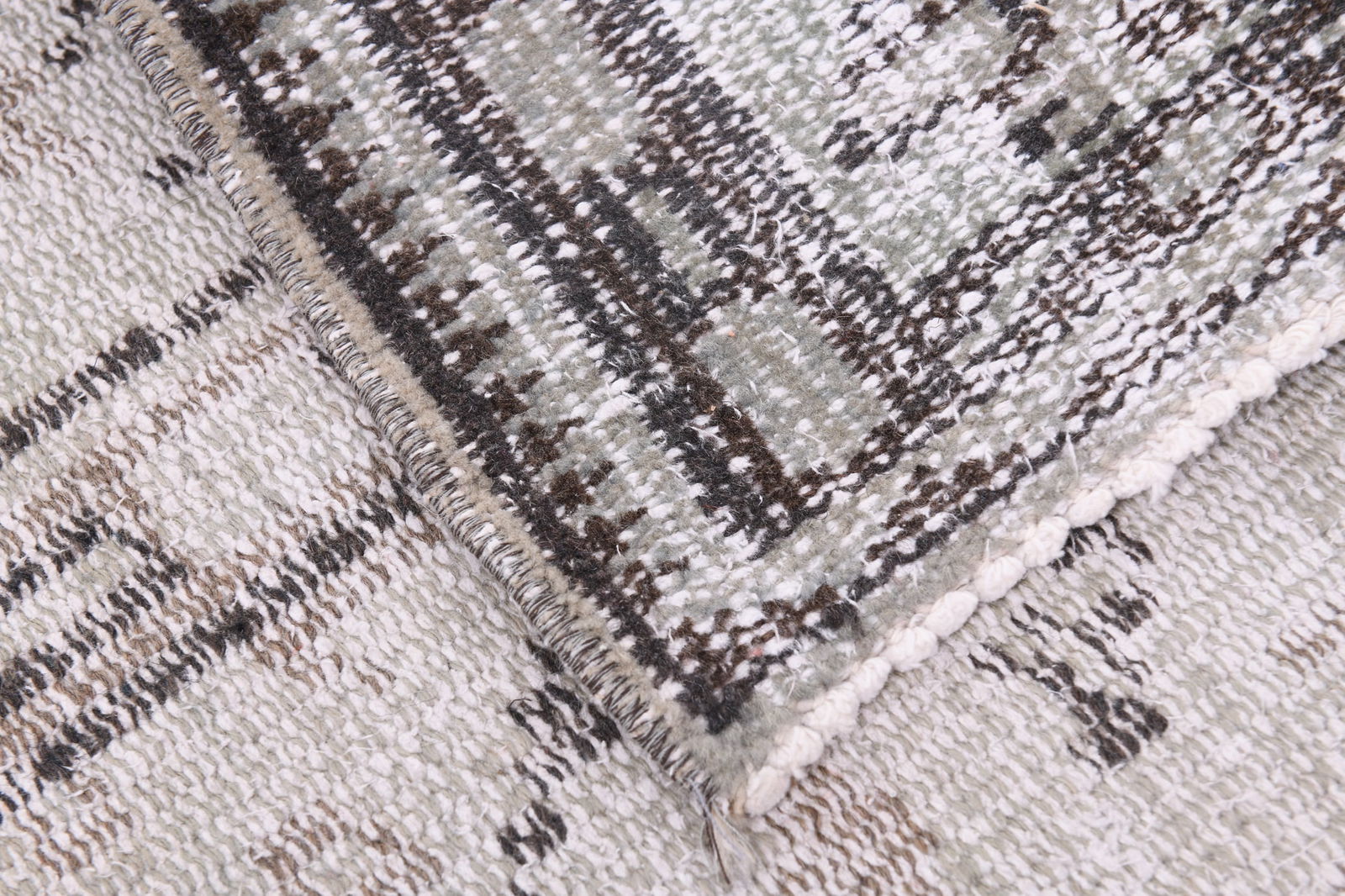 5'8'' x 8'6'' Handmade Vintage Wool Rug - 4317 - 19