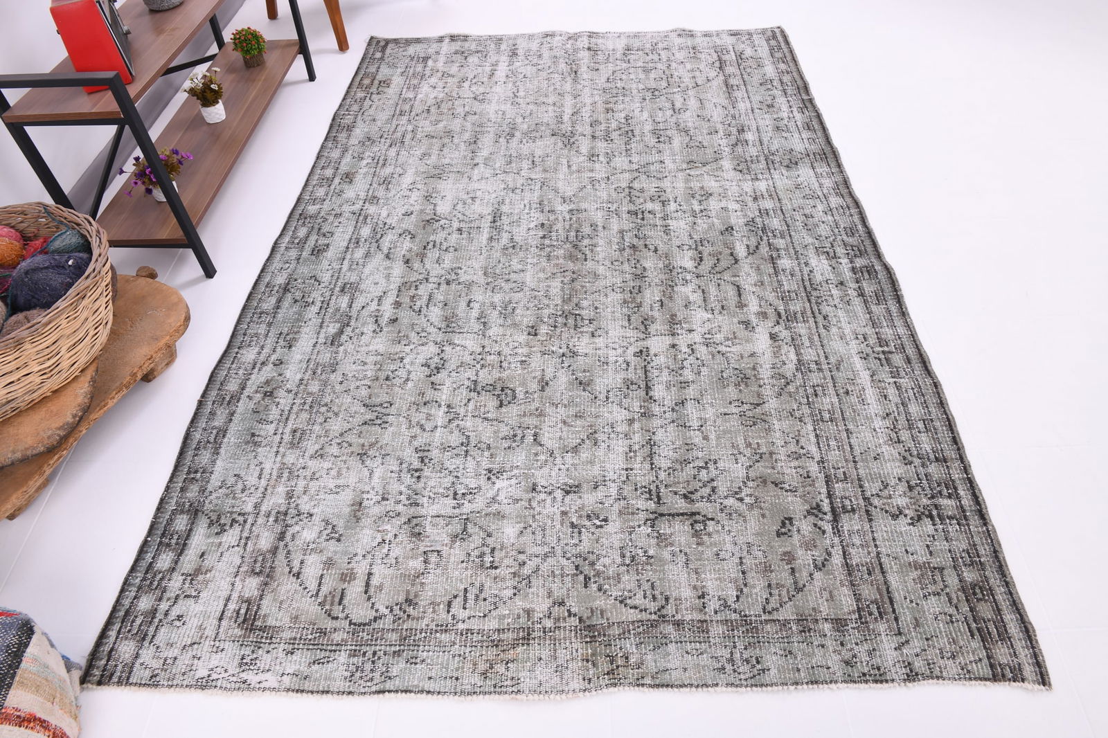 5'8'' x 8'6'' Handmade Vintage Wool Rug - 4317 - 4