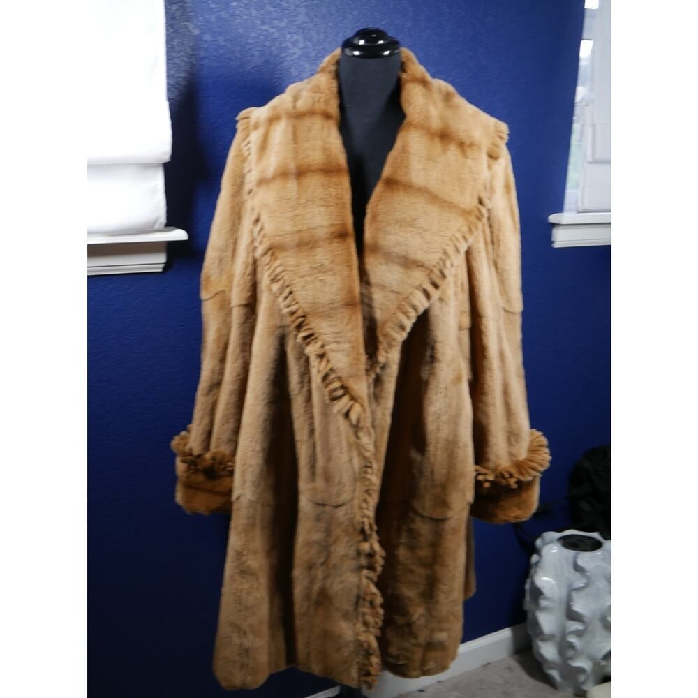 Gorgeous Whiskey Fringe Female Sheared Mink Reversible Fur Coat Jacket XL Plus: Here is a gorgeous Whiskey female mink coat, with fringe detail, adjustable cuffs for taller people. It is in excellent condition, no damage at all. Fur is buttery soft, supple & fluffy. It has hook &