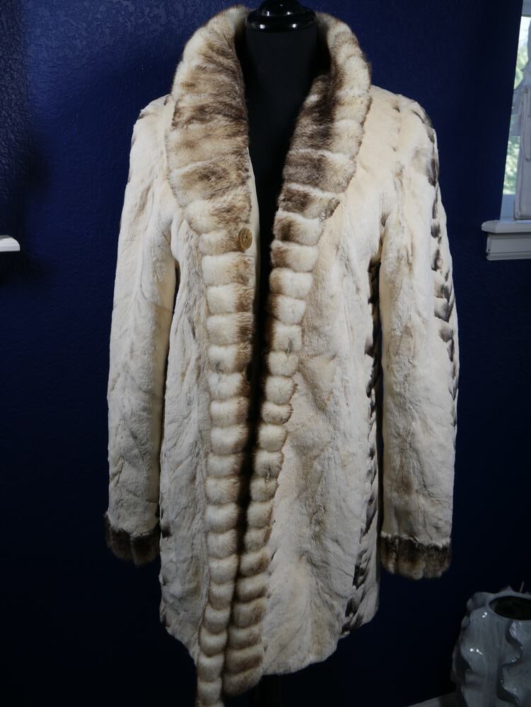 Gorgeous Reversible Palomino & Sheared Cross Mink Fur Coat Jacket: Here is a gorgeous Reversible Sheared Cross mink sections coat, it has long hair Palomino mink fur trim on the tuxedo collar & cuffs, it has shiny ribbon in between the long hair mink trim so it glist
