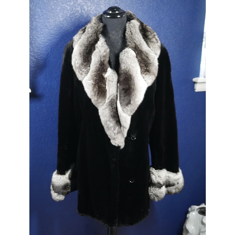 Stunning Black Sheared Beaver & Chinchilla Fur Coat Jacket: Here is a Stunning black sheared beaver coat with braided directional pelt chinchilla trim! So unique!! It is in excellent condition, no damage at all. Fur is buttery soft, supple & fluffy. It has chi