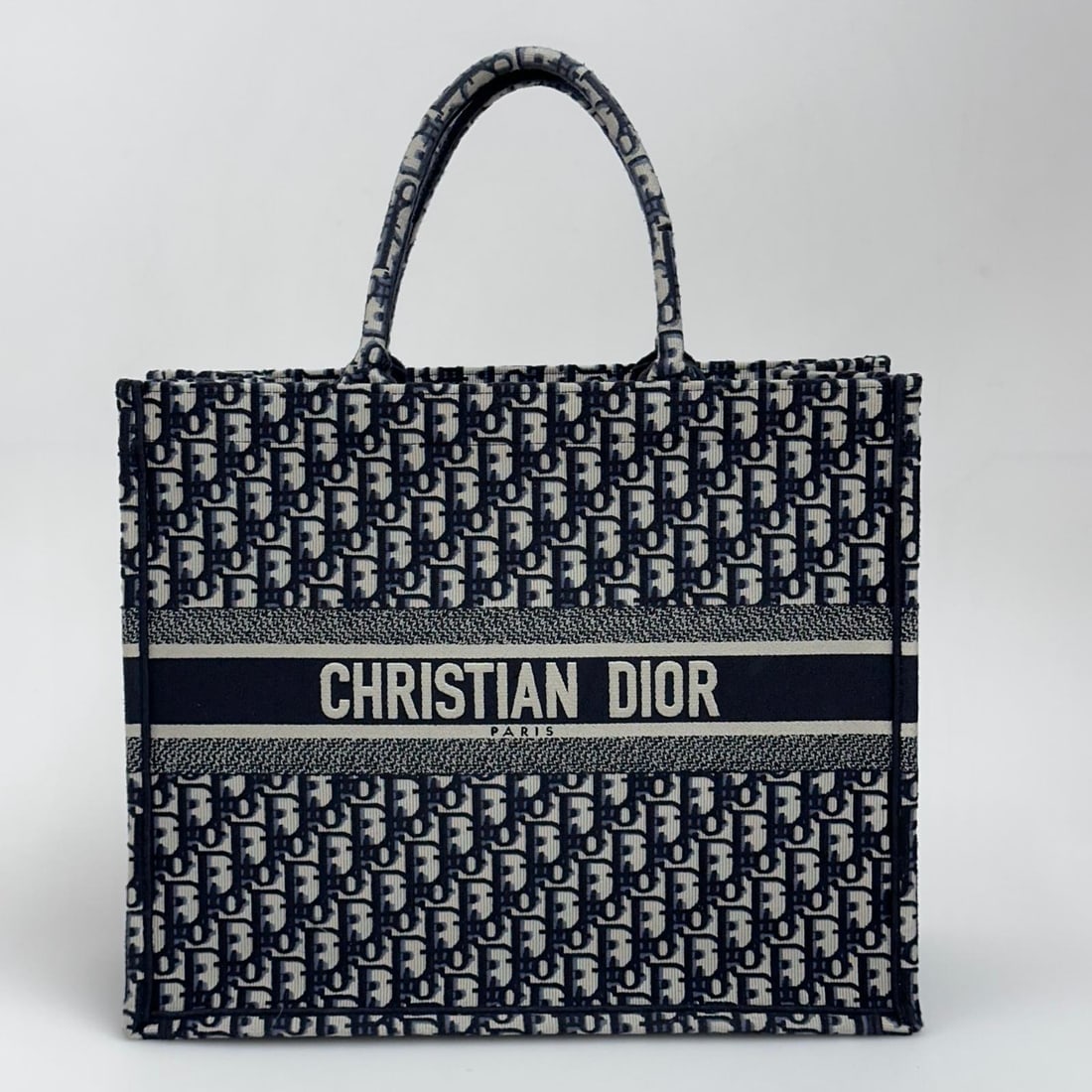 CHRISTIAN DIOR Large Oblique Book Tote Bag in Navy Blue Canvas: Title:CHRISTIAN DIOR Large Oblique Book Tote Bag in Navy Blue Canvas Materials:Canvas Dimension:• Length: 42 cm• Height: 34 cm• Width: 18 cm Description:(6197B573). A modern icon, de