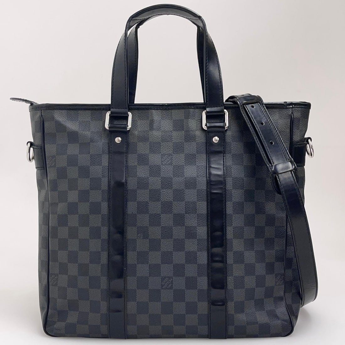 LOUIS VUITTON Document Bag in Damier Graphite: Title:LOUIS VUITTON Document Bag in Damier Graphite Materials:Coated Canvas Dimension:• Length: 35 cm• Height: 33 cm• Width: 9 cm Description:(6241B342). An icon of practicality and