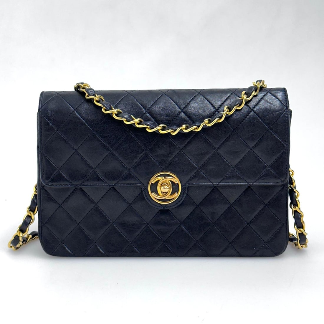 CHANEL Vintage Black Leather Single Flap with Gold Hardware: Title:CHANEL Vintage Black Leather Single Flap with Gold Hardware Materials:Leather Dimension:• Length: 22 cm• Height: 15 cm• Width: 6 cm Description:(6225B1159). Chanel Vintage Sing
