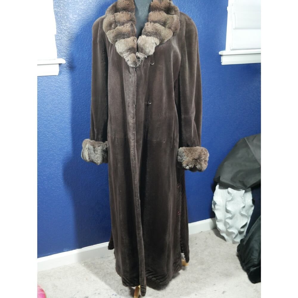 Stunning Sheared Female Mink & Chinchilla 52" Full Length Fur Coat Jacket: Here is a gorgeous shered female mink full length coat with dyed to match Chinchilla fur collar & cuffs! It has a shaved slash detail along the bottom, side slits with buttons. It is in excellent cond